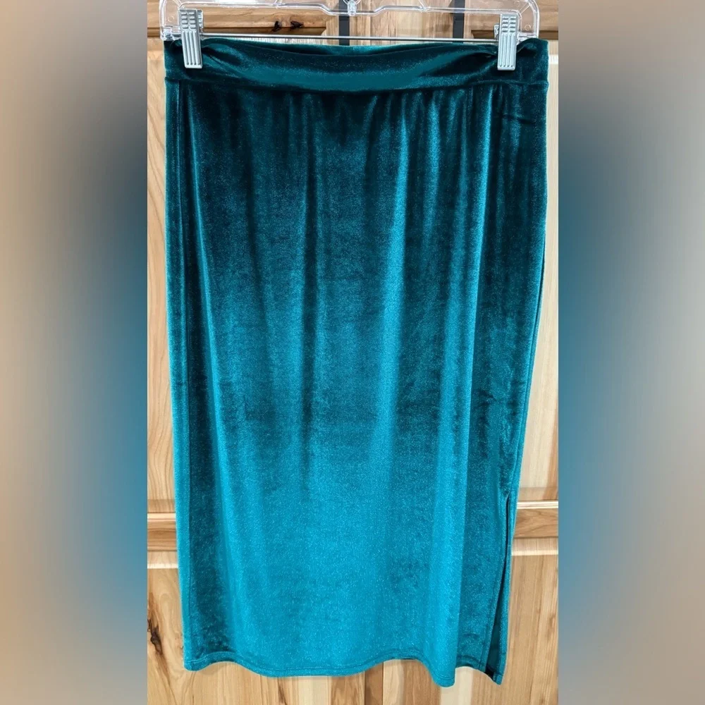 Stunning Halogen Emerald Green Velvet Midi Skirt Feminine Holiday Festive Party